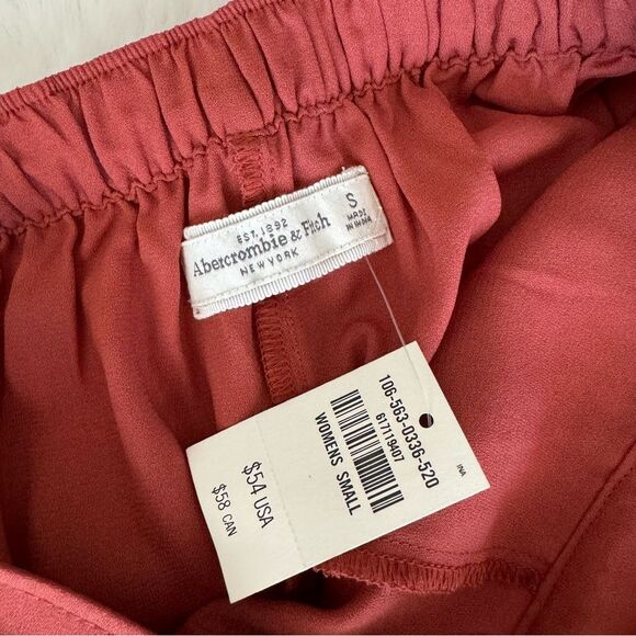 Abercrombie & Fitch Pleated Long Line Shorts - Tomato Red - Picture 4 of 9